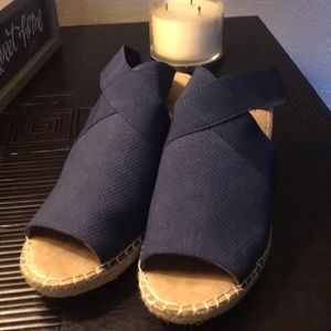 White Mountain blue elastic ankle strap wedge sandal. Size 8